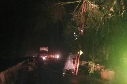 O trânsito na BR-116 está bloqueado em dois pontos na Serra e no Vale do Sinos. Os motivos são queda de barreira desde a madrugada deste domingo (26) em Caxias do Sul e obras desde o sábado (25) em São Leopoldo. A Polícia Rodoviária Federal (PRF) pede atenção aos motoristas e orienta sobre desvios.  