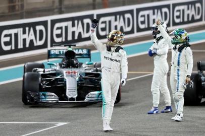 O finlandês Valtteri Bottas conquistou neste domingo (26) o Grande Prêmio de Abu Dhabi, vigésima e última corrida da temporada 2017 de Fórmula-1, na frente do companheiro britânico Lewis Hamilton e do alemão Sebastian Vettel. / AFP PHOTO / Karim Sahib