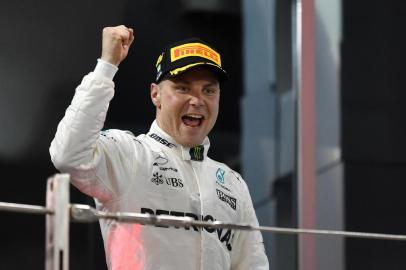 O finlandês Valtteri Bottas (Mercedes) conquistou neste domingo o Grande Prêmio de Abu Dhabi, vigésima e última corrida da temporada 2017 de Fórmula 1, na frente do companheiro britânico Lewis Hamilton e do alemão Sebastian Vettel (Ferrari).Com a terceira colocação, Vettel assegurou o vice-campeonato mundial atrás de Hamilton. Bottas, que venceu a terceira corrida da carreira, termina o Mundial na terceira posição.