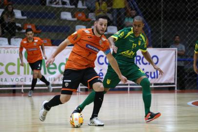 Marlon (E), no primeiro jogo da semifinal entre ACBF e Assoeva