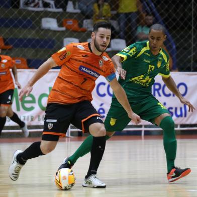 Marlon (E), no primeiro jogo da semifinal entre ACBF e Assoeva