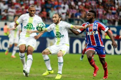 BAHIA X CHAPECOENSEBA - BAHIA/CHAPECOENSE - ESPORTES - Apodi da Chapecoense e Mendoza do Bahia em lance de jogo durante Bahia x Chapecoense, realizado neste Domingo (26) partida valida pela 37ª rodada do Campeonato Brasileiro 2017 realizado na Arena Fonte Nova em Salvador, BA. 26/11/2017 - Foto: TIAGO CALDAS/FOTOARENA/FOTOARENA/ESTADÃO CONTEÚDOEditoria: ESPORTESLocal: SALVADORIndexador: TIAGO CALDASFonte: 1436159Fotógrafo: FOTOARENA