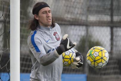 O goleiro Cássio, do Corinthians, durante treino no CT Joaquim Grava, em São Paulo.