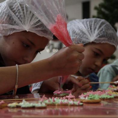 Oficina de biscoitos para crianças da SOS Vida. Parceria da Uniftec e Prataviera