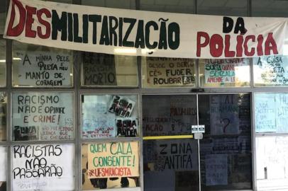 Estudantes ocupam reitoria da UFSM em protesto contra casos de racismo