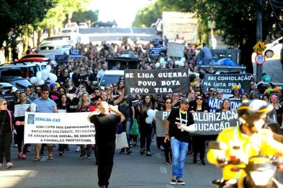  CAXIAS DO SUL, RS, BRASIL, 27/11/2017. Professores da Educação Infantil de Caxias decidem manter greve por tempo indeterminado. Cerca de 450 manifestantes protestaram da Secretaria de Educação até a Prefeitura. (Diogo Sallaberry/Agência RBS)