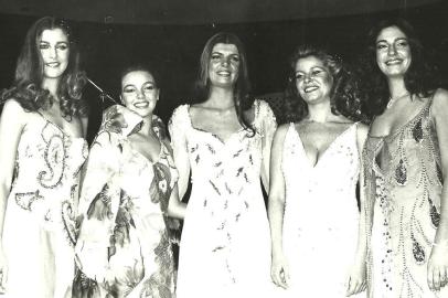 A rainha Marilia Conte entre as princesas Silvana Moreira, Bebel Eberle, Magda Martini e Nora Torelly.