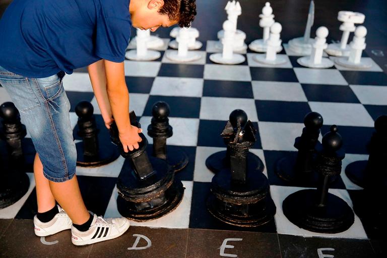 Xadrez gigante é usado em aulas de matemática, educação física, educação  artística e ciências