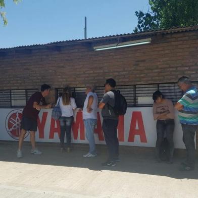 Torcedores do Lanús buscam ingressos para a final da Libertadores contra o Grêmio, em La Fortaleza.