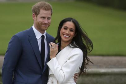  Britain's Prince Harry stands with his fiancée US actress Meghan Markle as she shows off her engagement ring whilst they pose for a photograph in the Sunken Garden at Kensington Palace in west London on November 27, 2017, following the announcement of their engagement.Britain's Prince Harry will marry his US actress girlfriend Meghan Markle early next year after the couple became engaged earlier this month, Clarence House announced on Monday. / AFP PHOTO / Daniel LEAL-OLIVASEditoria: HUMLocal: LondonIndexador: DANIEL LEAL-OLIVASSecao: imperial and royal mattersFonte: AFPFotógrafo: STR