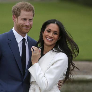  Britain's Prince Harry stands with his fiancée US actress Meghan Markle as she shows off her engagement ring whilst they pose for a photograph in the Sunken Garden at Kensington Palace in west London on November 27, 2017, following the announcement of their engagement.Britain's Prince Harry will marry his US actress girlfriend Meghan Markle early next year after the couple became engaged earlier this month, Clarence House announced on Monday. / AFP PHOTO / Daniel LEAL-OLIVASEditoria: HUMLocal: LondonIndexador: DANIEL LEAL-OLIVASSecao: imperial and royal mattersFonte: AFPFotógrafo: STR