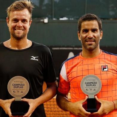 Gaúcho Fabricio Neis e o argentino Maximo Gonzalez com o troféu de duplas no challenger do Rio de Tênis.