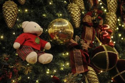  CAXIAS DO SUL, RS, BRASIL, 27/11/2017. Decoração de Natal Iguatemi Caxias - Um enorme urso, de 10 metros de altura, com figurino de veludo, é o centro das atenções da decoração na Praça de Eventos, que também contará com a tradicional árvore de Natal, também de 10 metros. (Marcelo Casagrande/Agência RBS)