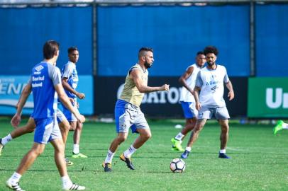 Maicon participa do último treino do Grêmio antes do embarque para Buenos Aires, às vésperas da decisão da Libertadores.