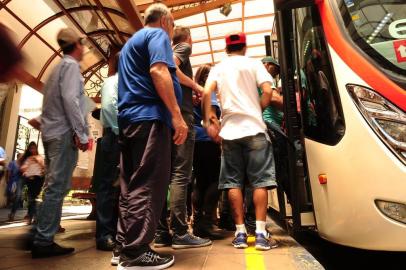  CAXIAS DO SUL, RS, BRASIL, 24/11/2017. Fluxo de passageiros no transporte coletivo urbano, para pauta sobre passe livre. (Diogo Sallaberry/Agência RBS)