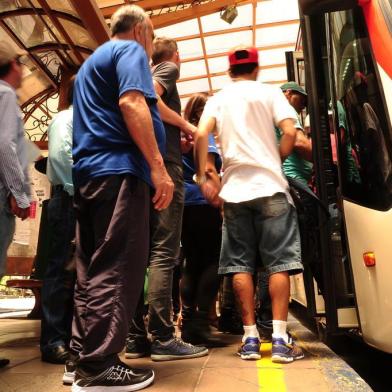  CAXIAS DO SUL, RS, BRASIL, 24/11/2017. Fluxo de passageiros no transporte coletivo urbano, para pauta sobre passe livre. (Diogo Sallaberry/Agência RBS)