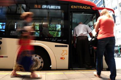  CAXIAS DO SUL, RS, BRASIL, 24/11/2017. Fluxo de passageiros no transporte coletivo urbano, para pauta sobre passe livre. (Diogo Sallaberry/Agência RBS)