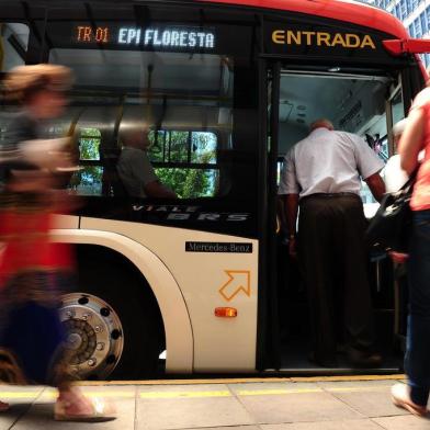  CAXIAS DO SUL, RS, BRASIL, 24/11/2017. Fluxo de passageiros no transporte coletivo urbano, para pauta sobre passe livre. (Diogo Sallaberry/Agência RBS)