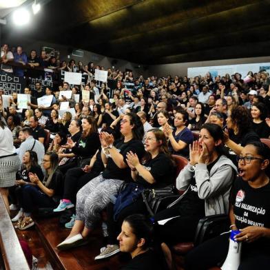  CAXIAS DO SUL, RS, BRASIL, 28/11/2017. Cultura e educação protestam em conjunto. Artistas e produtores culturais acompanham a abertura da sessão da Câmara de Vereadores para pressionar o poder público a cumprir a lei do Financiarte, enquanto professores e funcionários de escolas infantis pressionam contra a demissão e reajuste salarial de sua classe. (Diogo Sallaberry/Agência RBS)