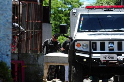  CAXIAS DO SUL, RS, BRASIL, 23/11/2017. A Brigada Militar de Caxias do Sul confirma a morte de quatro homens em uma ação no bairro Primeiro de Maio na manhã desta quinta-feira. Armas foram encontradas no local. (Diogo Sallaberry/Agência RBS)