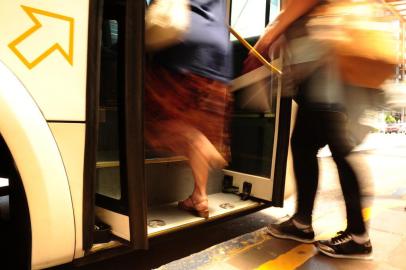  CAXIAS DO SUL, RS, BRASIL, 24/11/2017. Fluxo de passageiros no transporte coletivo urbano, para pauta sobre passe livre. (Diogo Sallaberry/Agência RBS)