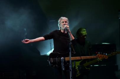 English singer and songwriter Roger Waters performs at the zocalo of Mexico city, on October 1, 2016. / AFP PHOTO / RONALDO SCHEMIDT