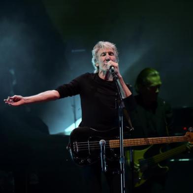 English singer and songwriter Roger Waters performs at the zocalo of Mexico city, on October 1, 2016. / AFP PHOTO / RONALDO SCHEMIDT