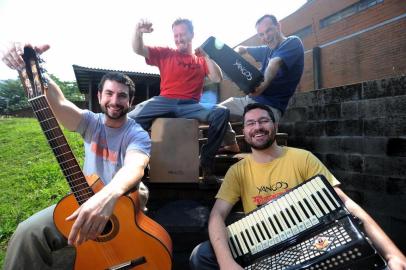  CAXIAS DO SUL, RS, BRASIL 26/09/2017Quarteto caxiense Yangos recebeu na manhã desta terça-feira a notícia da indicação para o Grammy Latino 2017. Para comemorar, o grupo formado por César Casara (teclados) Cristiano Klein (percussão), Tomás Savaris (violão) e Rafael Scopel (acordeom) tocou ao vivo na redação do Pioneiro. (Felipe Nyland/Agência RBS)