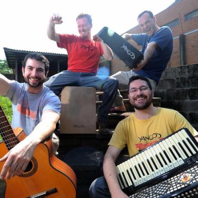  CAXIAS DO SUL, RS, BRASIL 26/09/2017Quarteto caxiense Yangos recebeu na manhã desta terça-feira a notícia da indicação para o Grammy Latino 2017. Para comemorar, o grupo formado por César Casara (teclados) Cristiano Klein (percussão), Tomás Savaris (violão) e Rafael Scopel (acordeom) tocou ao vivo na redação do Pioneiro. (Felipe Nyland/Agência RBS)