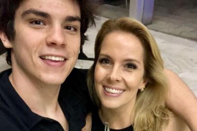 Daniela Ungaretti com os filhos no Prêmio Press 2017, João (E) e Miguel.