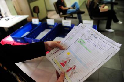  CAXIAS DO SUL, RS, BRASIL, 28/11/2017. As cartinhas escritas por crianças carentes e destinadas ao Bom Velhinho já podem ser adotadas na agência central dos Correios em Caxias do Sul. Na segunda-feira, primeiro dia de adoções, mais de 200 foram apadrinhadas. Em 2017, cerca de 1,1 mil pedidos foram enviados à campanha Papai Noel dos Correios, que completa 28 anos. Entre os itens mais pedidos estão roupas, brinquedos e material escolar. (Porthus Junior/Agência RBS)