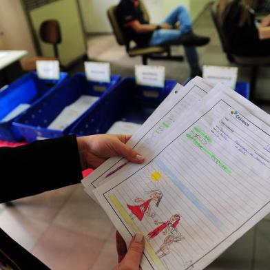  CAXIAS DO SUL, RS, BRASIL, 28/11/2017. As cartinhas escritas por crianças carentes e destinadas ao Bom Velhinho já podem ser adotadas na agência central dos Correios em Caxias do Sul. Na segunda-feira, primeiro dia de adoções, mais de 200 foram apadrinhadas. Em 2017, cerca de 1,1 mil pedidos foram enviados à campanha Papai Noel dos Correios, que completa 28 anos. Entre os itens mais pedidos estão roupas, brinquedos e material escolar. (Porthus Junior/Agência RBS)