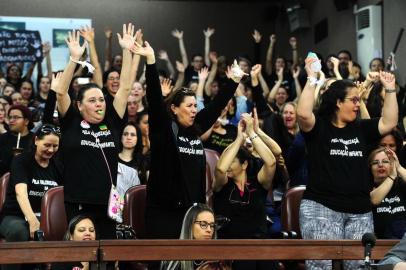  CAXIAS DO SUL, RS, BRASIL, 28/11/2017. Cultura e educação protestam em conjunto. Artistas e produtores culturais acompanham a abertura da sessão da Câmara de Vereadores para pressionar o poder público a cumprir a lei do Financiarte, enquanto professores e funcionários de escolas infantis pressionam contra a demissão e reajuste salarial de sua classe. (Diogo Sallaberry/Agência RBS)