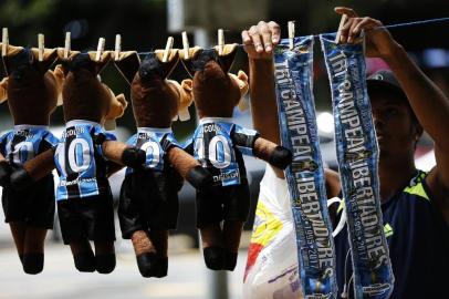  

PORTO ALEGRE, RS, BRASIL, 29-11-2017: Torcedores e ambulantes se preparam na avenida Goethe para assistir ao jogo final da Libertadores da América entre Grêmio e Lanús, na Argentina. (Foto: Mateus Bruxel / Agência RBS)