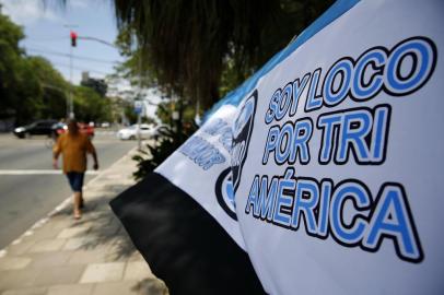  PORTO ALEGRE, RS, BRASIL, 29-11-2017: Torcedores e ambulantes se preparam na avenida Goethe para assistir ao jogo final da Libertadores da América entre Grêmio e Lanús, na Argentina. (Foto: Mateus Bruxel / Agência RBS)