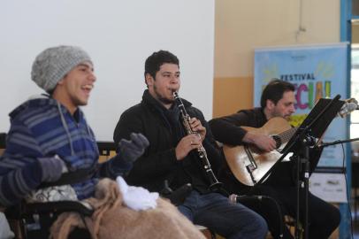  CAXIAS O SUL, RS, BRASIL, 23/08/2016 - 2º Festival Especial promove cultura em unidades da Apae em Caxias do Sul. Na Apae Cinquentenário, o músico Leonel Costa e Braicon Silva fazem uma apresentação de choro e MPB.