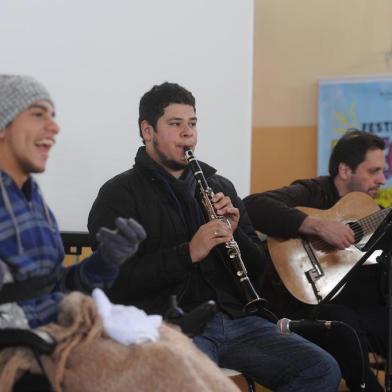  CAXIAS O SUL, RS, BRASIL, 23/08/2016 - 2º Festival Especial promove cultura em unidades da Apae em Caxias do Sul. Na Apae Cinquentenário, o músico Leonel Costa e Braicon Silva fazem uma apresentação de choro e MPB.