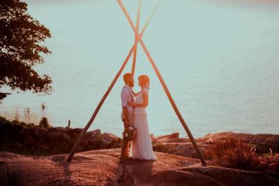 Jeff Carnelutti, fotógrafo, e Fernanda Griebler, maquiadora, fez um Elopement Wedding, um tipo de casamento que está virando moda, onde os noivos ¿fogem¿ dos convidados para casar realmente a dois, em cerimônias super íntimas em algum lugar especial para ambos.