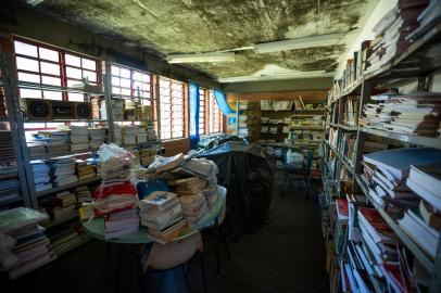  

PORTO ALEGRE, RS, BRASIL, 24/11/2017 : Problemas na biblioteca Pública Romano Reif. Com os temporais, galhos foram arrancados e quebraram-se as telhas. Há infiltração nas paredes, mofo e goteiras. Cerca de mil livros já foram perdidos. Os computadores foram molhados, não podem ser ligados, pois há risco de curto (Omar Freitas/Agência RBS)
Indexador: Omar Freitas