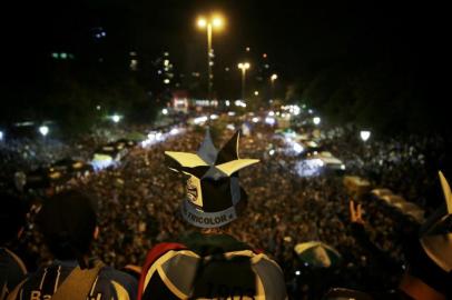  

PORTO ALEGRE, RS, BRASIL - 29/11/2017 - Torcida do Grêmio assiste segunda partida da final da Libertadores na avenida Goethe em Porto Alegre. (Anderson Fetter/Agência RBS)