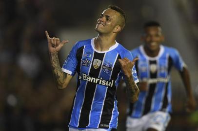  Brazil's Gremio forward Luan celebrates after scoring a goal against Argentina's Lanus during the Copa Libertadores 2017 final football match at Lanus stadium in Lanus, Buenos Aires, Argentina, on November 29, 2017. / AFP PHOTO / EITAN ABRAMOVICHEditoria: SPOLocal: Buenos AiresIndexador: EITAN ABRAMOVICHSecao: soccerFonte: AFPFotógrafo: STF