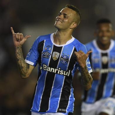  Brazil's Gremio forward Luan celebrates after scoring a goal against Argentina's Lanus during the Copa Libertadores 2017 final football match at Lanus stadium in Lanus, Buenos Aires, Argentina, on November 29, 2017. / AFP PHOTO / EITAN ABRAMOVICHEditoria: SPOLocal: Buenos AiresIndexador: EITAN ABRAMOVICHSecao: soccerFonte: AFPFotógrafo: STF