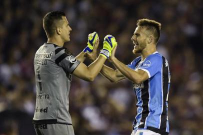  

Brazil's Gremio goalkeeper Marcelo Grohe (L) and defender Bressan celebrate after teammate forward Luan scores the team's second goal against Argentina's Lanus during the Copa Libertadores 2017 final football match at Lanus stadium in Lanus, Buenos Aires, Argentina, on November 29, 2017. / AFP PHOTO / JUAN MABROMATA

Editoria: SPO
Local: Buenos Aires
Indexador: JUAN MABROMATA
Secao: soccer
Fonte: AFP
Fotógrafo: STF