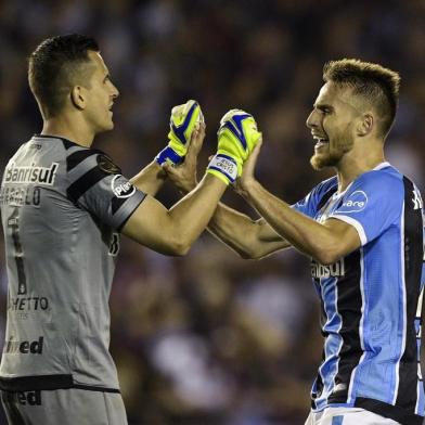  

Brazil's Gremio goalkeeper Marcelo Grohe (L) and defender Bressan celebrate after teammate forward Luan scores the team's second goal against Argentina's Lanus during the Copa Libertadores 2017 final football match at Lanus stadium in Lanus, Buenos Aires, Argentina, on November 29, 2017. / AFP PHOTO / JUAN MABROMATA

Editoria: SPO
Local: Buenos Aires
Indexador: JUAN MABROMATA
Secao: soccer
Fonte: AFP
Fotógrafo: STF