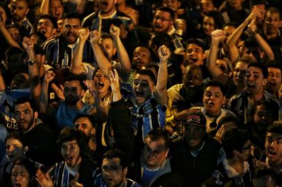  

PORTO ALEGRE, RS, BRASIL - 29/11/2017 - Torcida do Grêmio assiste segunda partida da final da Libertadores na avenida Goethe em Porto Alegre. (Anderson Fetter/Agência RBS)