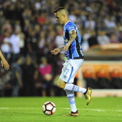  

LANÚS, ARGENTINA - 29/11/2017 - O Grêmio enfrenta o Lanús pela segunda partida da final da Libertadores de 2017. Em Porto Alegre, o time de Renato Portaluppi venceu por 1x0. (Félix Zucco/Agência RBS)