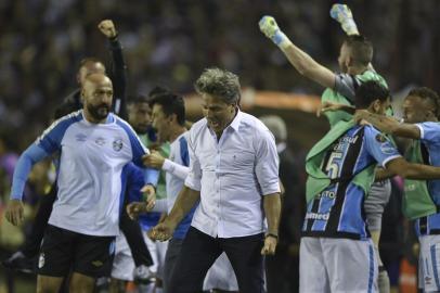  

Brazils Gremio coach Renato Gaucho (C) celebrates after forward Fernandinho (not in frame) scored against Argentinas Lanus during the Copa Libertadores 2017 final football match at Lanus stadium in Lanus, Buenos Aires, Argentina, on November 29, 2017. / AFP PHOTO / JUAN MABROMATA

Editoria: SPO
Local: Buenos Aires
Indexador: JUAN MABROMATA
Secao: soccer
Fonte: AFP
Fotógrafo: STF