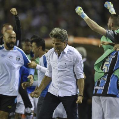  

Brazils Gremio coach Renato Gaucho (C) celebrates after forward Fernandinho (not in frame) scored against Argentinas Lanus during the Copa Libertadores 2017 final football match at Lanus stadium in Lanus, Buenos Aires, Argentina, on November 29, 2017. / AFP PHOTO / JUAN MABROMATA

Editoria: SPO
Local: Buenos Aires
Indexador: JUAN MABROMATA
Secao: soccer
Fonte: AFP
Fotógrafo: STF