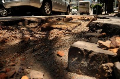  CAXIAS DO SUL, RS, BRASIL, 28/11/2017. Buracos abertos para conserto da rede de esgoto não são finalizados e colocam em risco a vida de quem circula nas proximidades. Na foto, buraco da Rua Pinheiro Machado próximo à Rua Treze de Maio. (Diogo Sallaberry/Agência RBS)