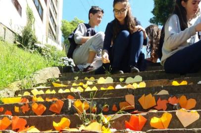 Criadas para facilitar o acesso da comunidade entre as ruas Pinheiro Machado e Júlio de Castilhos, a escadaria da Humberto de Campos vem sofrendo com a ação do tempo. Sabendo disso, a escola Mutirão Objetivo em parceria com os moradores do Bairro Lourdes pretendem revitalizá-la através de diversas atividades em 2018. Hoje a escola realizou o primeiro trabalho, feito pelos alunos das turmas 51, 52, 61, 62, 71, 72, 81, 91, 92 e 101. Inspirados pela artista plástica francesa Mademoiselle Maurice, famosa por seus grafites com origamis em locais públicos, os alunos confeccionaram durante duas semanas origamis sob a orientação da professora de Arte Greice de Barba Razzera e hoje pela manhã, dentro do horário de cada disciplina, estão aplicando os trabalhos na escadaria. Hoje à tarde a aplicação dos trabalhos continua.A diretora da escola, Eliane Martins Susin, a revitalização das escadarias é muito importante pois, na medida em que se reabilita o espaço urbano, fortalece manifestações culturais e o reconhecimento da comunidade em relação ao local. 